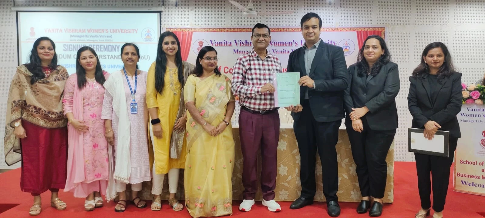 iVIPANAN Digital Marketing Agency in Surat signed MoU to empower female students